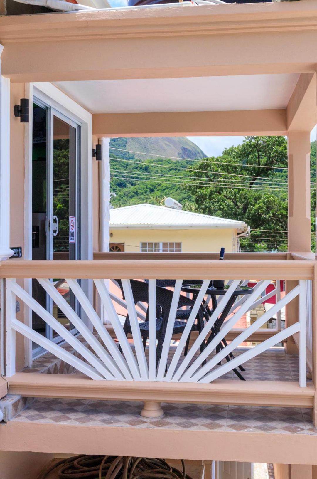 Maggie'S Inn Soufrière エクステリア 写真