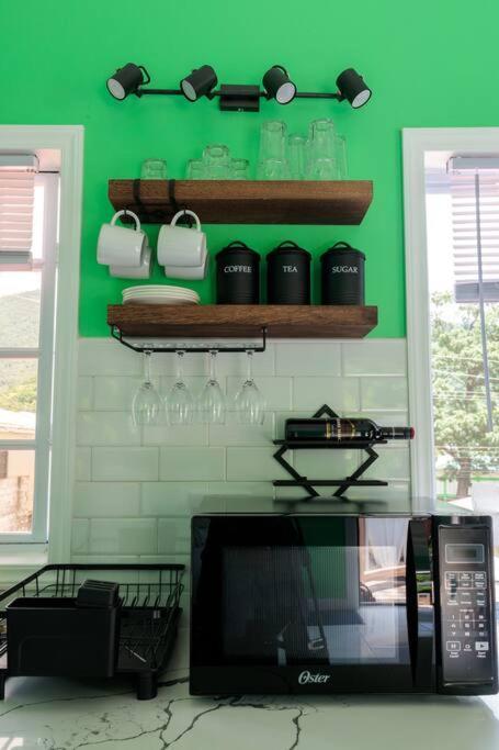 Maggie'S Inn Soufrière エクステリア 写真