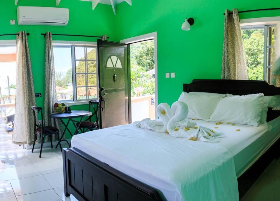 Maggie'S Inn Soufrière エクステリア 写真
